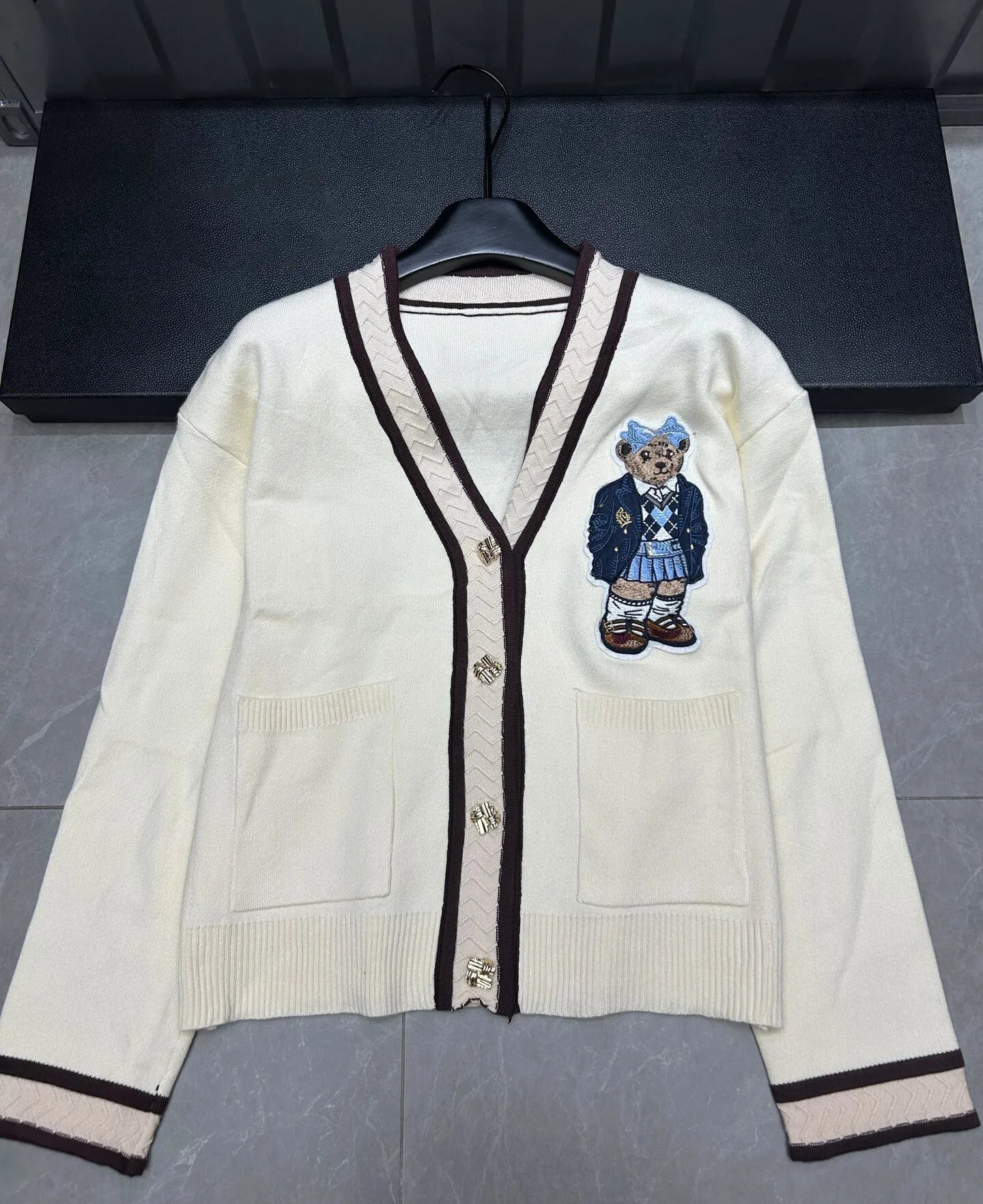 High Quality Light Luxury French Bear Embroidered Knitted Cardigan For Women New Fashion Casual Loose Sweater Coats Pulls Femmes